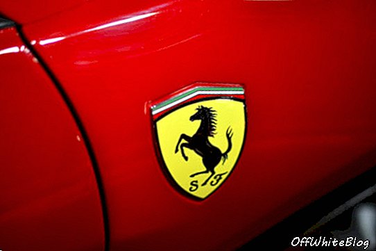Ferrari steigerende paard geel op rood logo