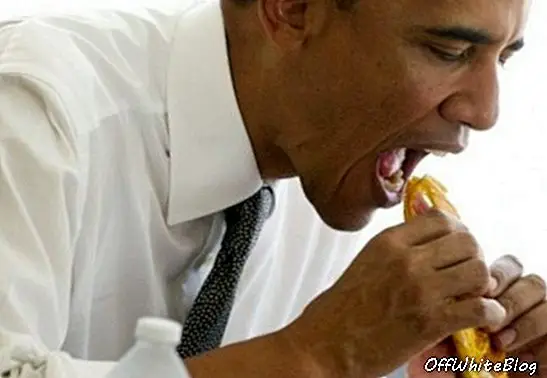 Барак Обама яде сандвич