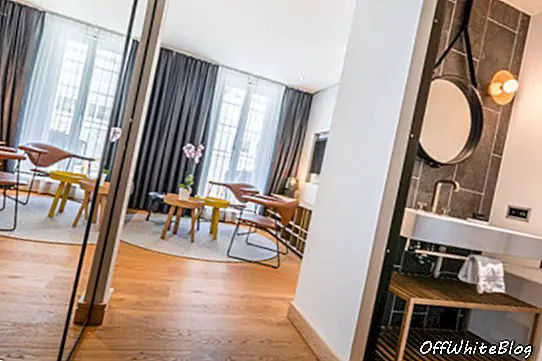 In deze woonkamer van The Residences at Hard Rock Hotel Davos Switzerland wordt een moderne inrichting en esthetiek gecreëerd