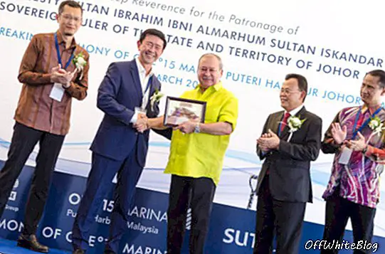 Anwar Syahrin Abdul Ajib, CEO van UEM Sunrise; Arthur Tay, CEO van SUTL Enterprise; Zijne Majesteit Sultan Ibrahim Ibni Almarhum Sultan Iskandar; Dato ’Haji Osman Haji Sapian, voormalig eerste minister van Johor