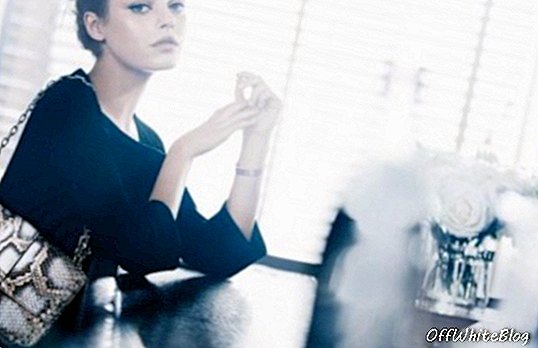Mila Kunis mist Dior-handtas