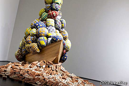 Barthelemy Toguo, „Tee pagulusse“, 2013, installatsioon. Pilt viisakalt Woosoni galeriist.
