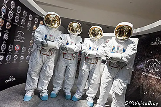 Kosminiai žmonės susirenka į senovinių „Speedmasters“ parodą pėsčiomis nuo „Omega Singapore“ butiko prie Marina Bay Sands