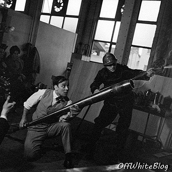 Yves Klein tegeleb tulemaalingutega, 1961. © Yves Klein, ADAGP, Pariis / DACS, London, 2016. Keskus Pompidou-Mnam / Cci-Bibliothèque Kandinsky-Fonds Vera Cardot Pierre Joly.
