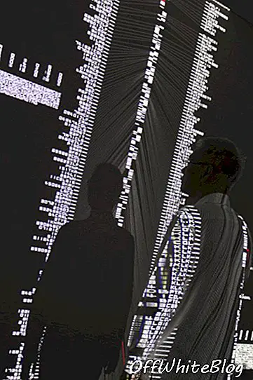 Ryoji Ikeda, data.tron, 2007 р., Аудіовізуальна установка з однопроекційним проектом, кредит зображення - надано приватною колекцією Wiyu Wahono