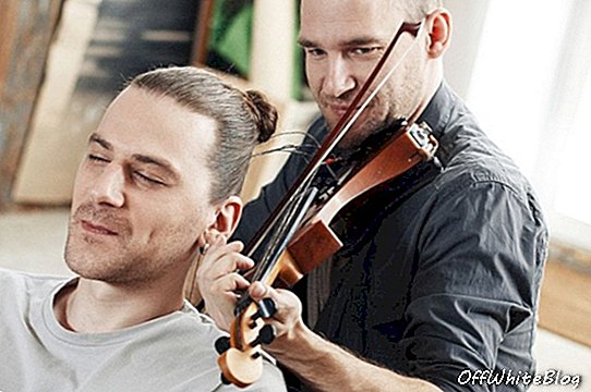 Tadas Maksimovas spint zijn haar in de speelbare snaren van een viool Designboom 002