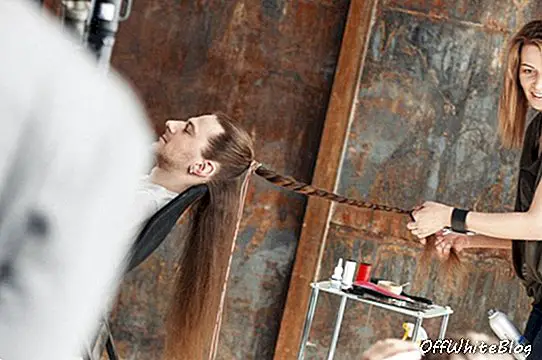 Tadas Maksimovas uvija kosu u igrane žice violinskog dizajnerskog čamca 001