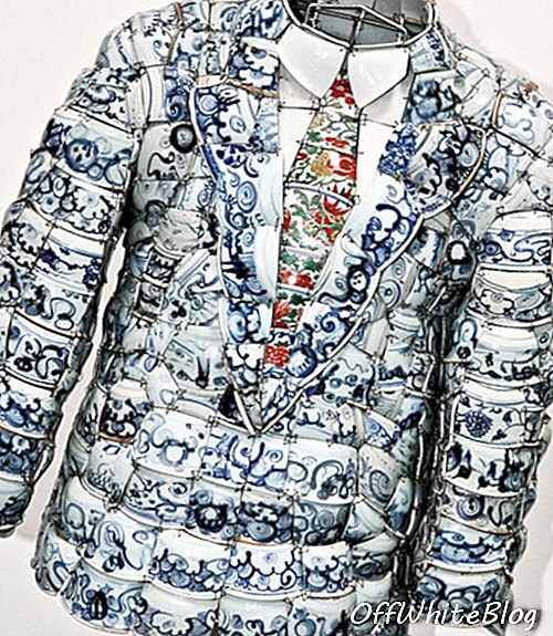 חולצת פולו פורצלן של לקוסט מאת לי שיאופנג