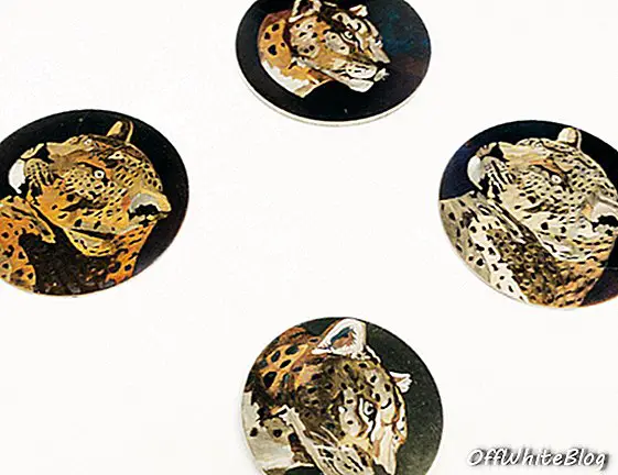 Beberapa desain untuk motif panther dipertimbangkan untuk arloji pertama yang menampilkan teknik emas menyala