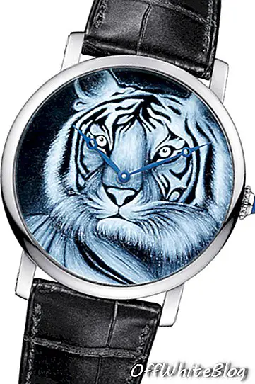 Motivul tigrului acestui ceas Rotonde de Cartier folosește smalțul grisaille, o tehnică extrem de provocatoare, capabilă să creeze detalii extrem de nuanțate