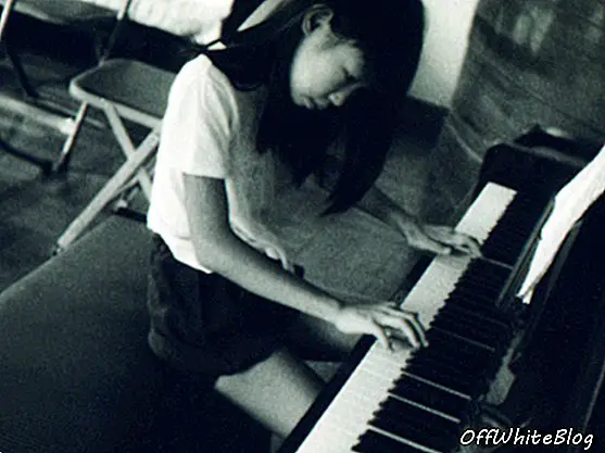 'Hranie na klavír vo veku deväť rokov 1955'. Obrázok s láskavým dovolením Margaret Leng Tan