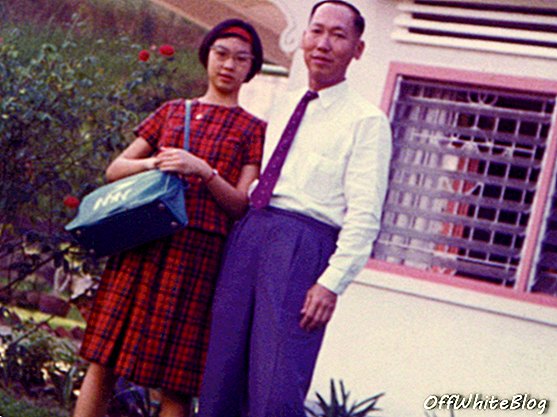 `` مع أبي ، قبل المغادرة إلى نيويورك ، 1962 ''. الصورة مجاملة من Margaret Leng Tan