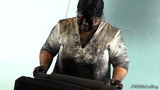 Melati Suryodarmo, „Aš esu vaiduoklis mano namuose“, ilgalaikis spektaklis, „Signature Art Award“, 2014 m. Singapūras.