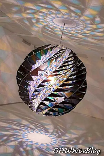 Olafur Eliasson 12による万華鏡のガラスの設置