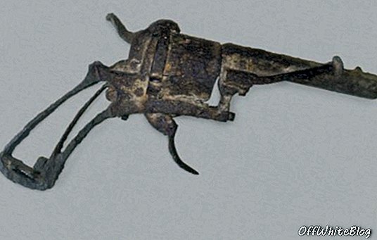 בתערוכה יוצג גם נשק ההתאבדות השמועה, אקדח קטן בקוטר.