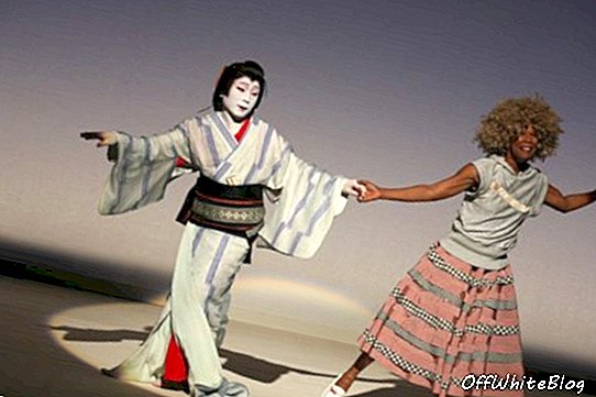 Představení stále od Geisha. Koncipováno a režírováno Ong Keng Senem (Obrázek Kar-Wai Wesley Loh)