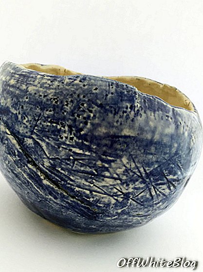 Таниа Наср, „Уз море“, 2015, помешајте глину, бистру глазуру, кобалтно плаву боју, 18 к 15 к 117 центиметара. Љубазношћу слике Галерије Интерсецтионс