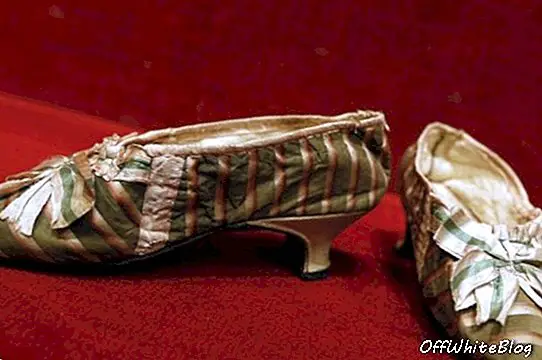 De zijden pantoffels van Marie Antoinette kosten 62.000 euro