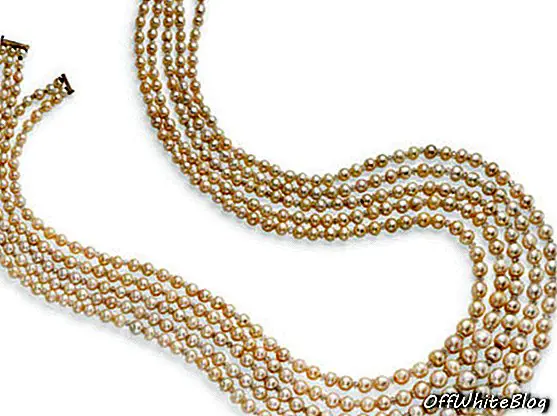 L'élégant collier de perles et de diamants à cinq rangs