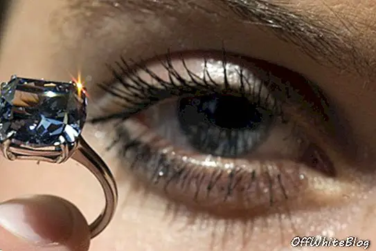 A ritka kék gyémánt rekord 9,5 millió dollárért értékesít