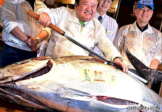 Suši boss maksā 117 000 USD par zilo tunzivi