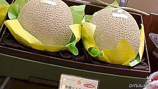 Par meloner henter en rekordpris på 2,5 millioner yen