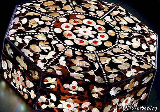 नीलामी के लिए पुराने जापानी कछुआ बॉक्स