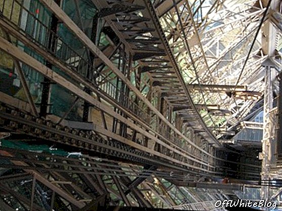 Ένα κομμάτι σκαλοπατιών πύργου του Άιφελ που πωλούνται στο Παρίσι Drouot