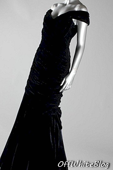 tamsiai mėlyna Viktoro Edelšteino aksominė suknelė