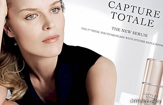 Ева Херзигова фронтове реклами за серум против стареене на Dior
