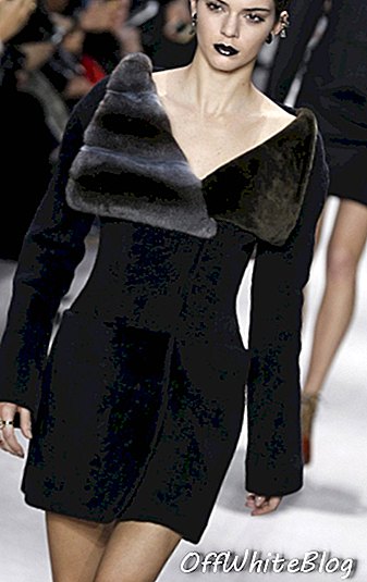 קנדל ג'נר צועדת עבור דיור בשבוע האופנה של פריז 2016.