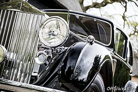 The Rolls-Royce 'Butler' Phantom 3, salah satu Triple Monty menyertai pendirian sehingga pembukaan pameran itu sebagai Rolls-Royce Phantoms dari seluruh perjalanan dunia ke London untuk berkongsi sejarah legenda mereka