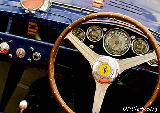 Pogled na nadzorno ploščo kraljevega modrega 500 Mondial Pinin Farina pajka (1954), enega od samo 14 modelov te serije iz odprtega vrha, ki ga je zgradil Pinin Farina. Vgrajeni računalniki niso bili