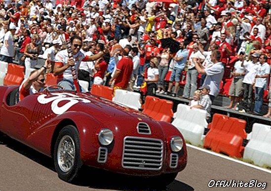 125 S var den aller første offisielle racersportbilen som ble bygd av Enzo Ferrari og teamet hans i 1947. Den ble gjort den 11. mai på Piacenza racingbane. Med sin dristige røde ytre og elegante silhuett har denne modellen blitt et ekte ikon.
