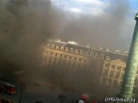 Incendio destruye autos de lujo en Place Vendome
