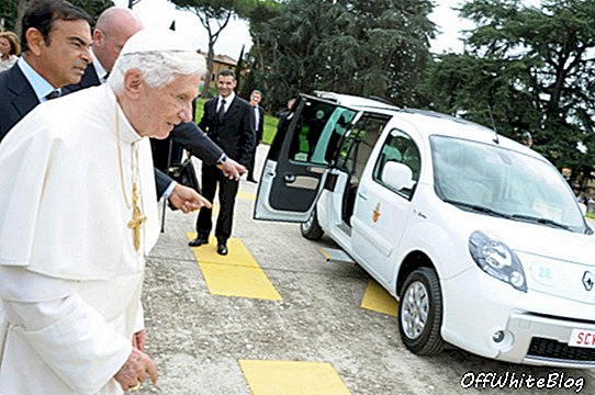 르노는 교황 베네딕트에게 2 대의 전기 차량을 준다