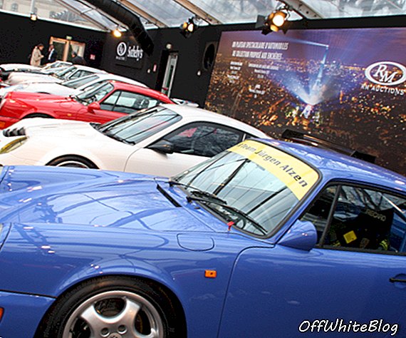 Zberateľná aukcia automobilov: Porsche zdvihol svoj motor na Place Vauban v Paríži vo Francúzsku