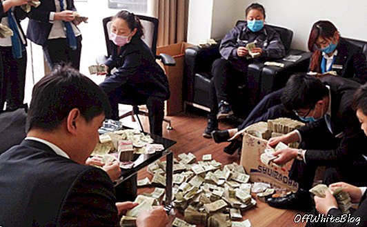 Kobieta płaci za BMW banknotami o wartości 1 juana
