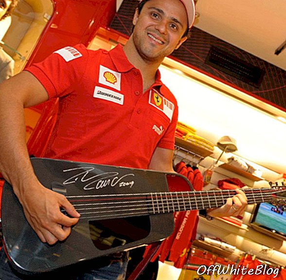 Kytara z uhlíkových vláken Ferrari