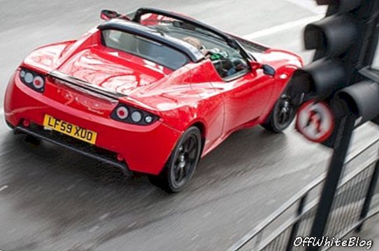 Tesla menawarkan peningkatan baterai Roadster