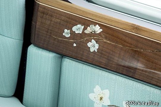 Detalhe da tampa da porta Rolls-Royce Serenity