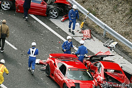Vloot van Ferrari's geruïneerd in sportwagenstapel in Japan