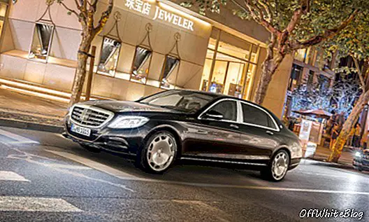 Mercedes-Maybach saliendo por la puerta en China