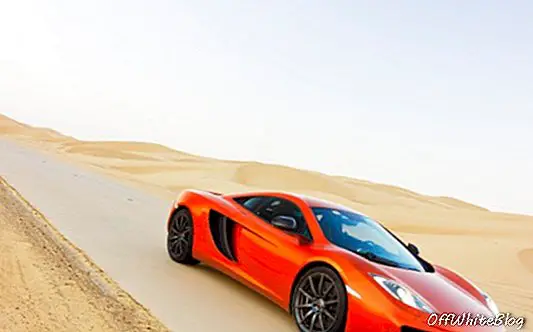 Regardez la McLaren MP4-12C dans le désert