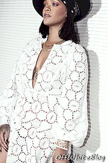 Rihanna saapui Fondation Louis Vuittoniin Pariisiin pukeutuneena häikäisemätöntä päästä varpaisiin Dioriin lattiapituisessa pitsimekossa, jossa oli katkaisu imartelevaan kaula-aukkoon ja melkein skandaalinen reiteen viilu. Luonnollisesti häntä koristi Chopard haute joallerie