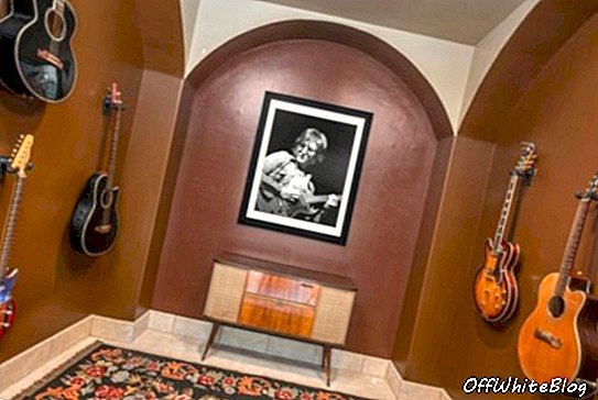 „Miley Cyrus“ namų gitaros kambarys