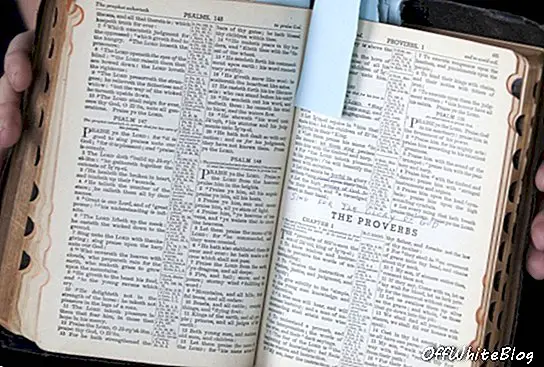 Библията на Елвис Пресли е продадена в Лондон за 94 000 долара