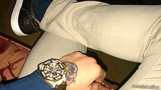Conoro McGregoro riešo nuotrauka, suderinta su jo „Royal Oak“ ofšoriniu chronografu, su pilnu deimantiniu rėmeliu ir pritaikytais krokodilo odos sportbačiais.