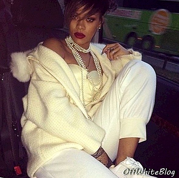 Rihanna ใน Pumas สีขาว