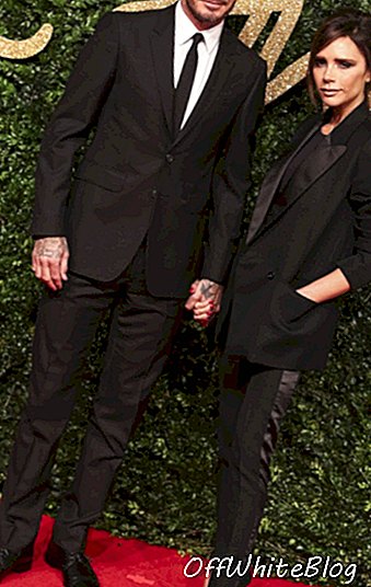 İngiliz futbolcu David Beckham (L) ve eşi İngiliz tasarımcı Victoria Beckham (R), 23 Kasım 2015 tarihinde Londra'da düzenlenen İngiliz Moda Ödülleri 2015'e katılmak için varışta kırmızı halıda resimler için poz veriyor. AFP FOTOĞRAF / JACK TAYLOR / AFP / JACK TAYLOR